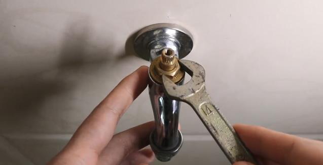 水龍頭滴水怎么處理？看步驟圖跟著老師傅一步步操作一下吧！