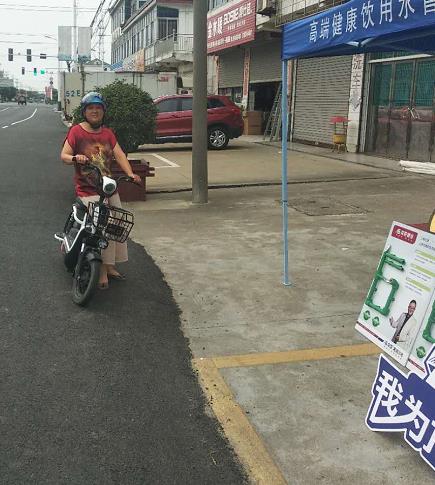龍勝管海安運營中心助力“一盔一帶”，贈千頂安全盔以踐行社會責任