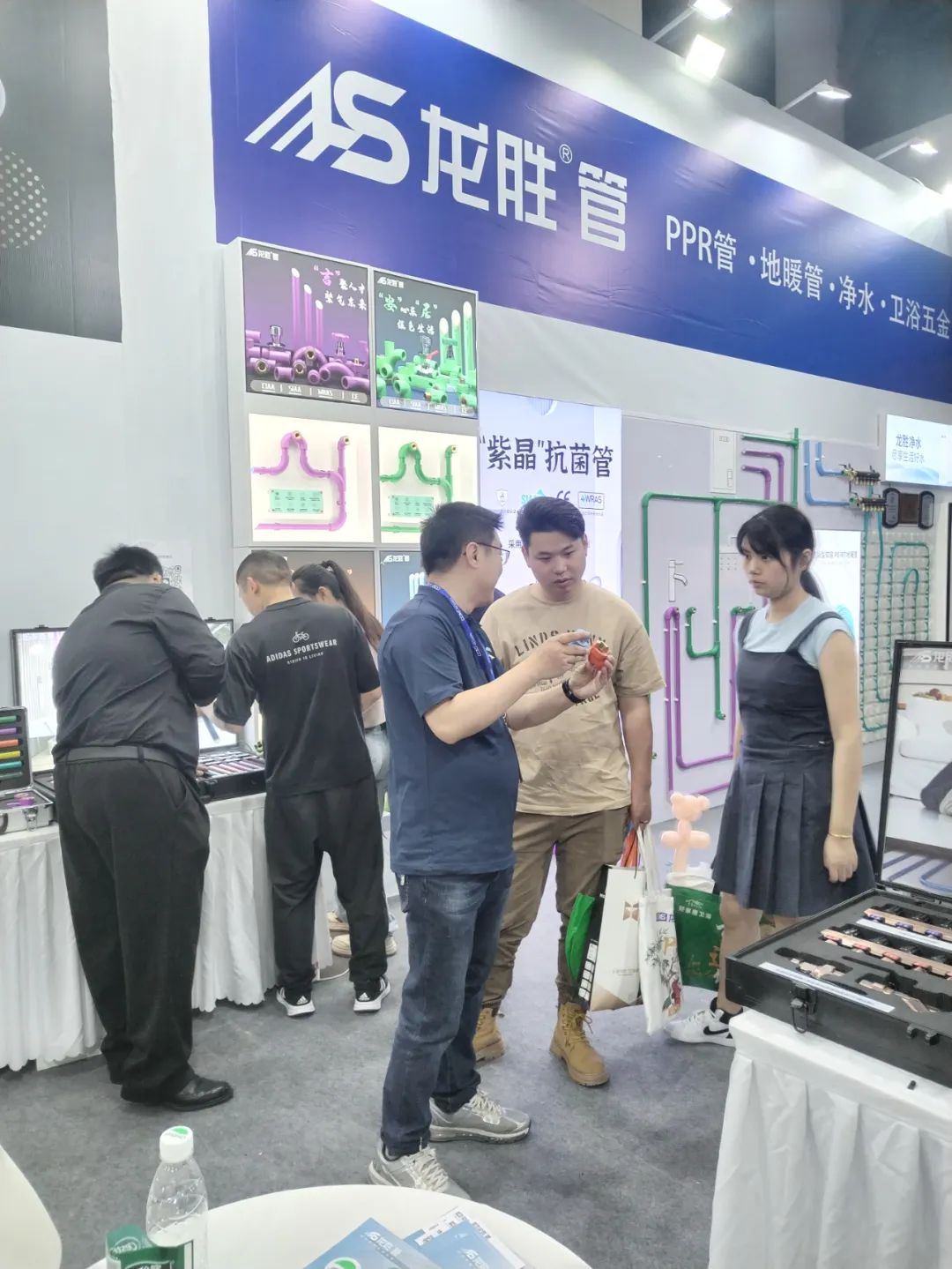 龍勝管2025成都建博會(huì)：用科技重塑健康，以藝術(shù)定義未來